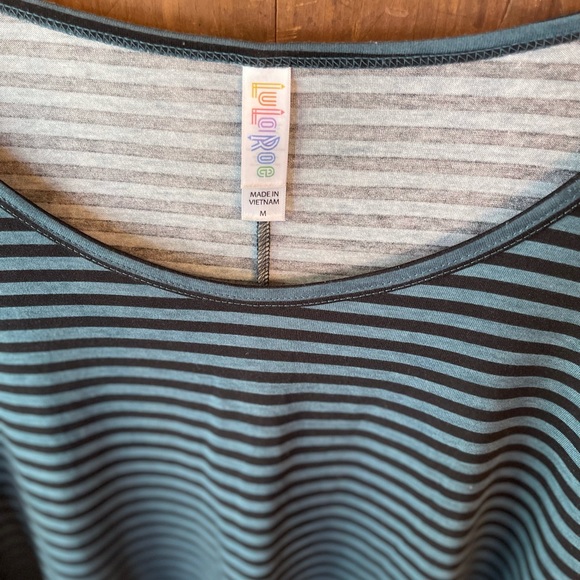 LulaRoe Medium Top Like New - Picture 3 of 4